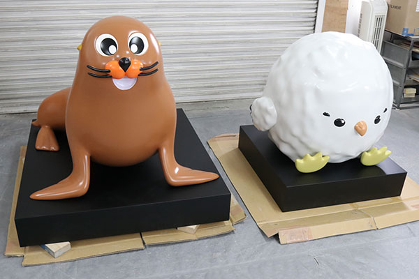 内閣官房様のご依頼で、「りゃんこちゃん」「アルバちゃん」の大型フィギュアを製作させていただきました。領土・主権展示館に展示されております。